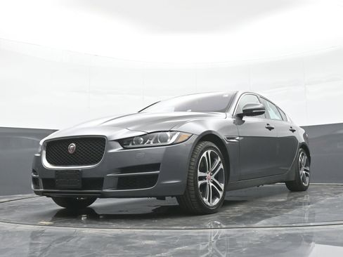Used 2017 Jaguar XE Premium AWD/4WD image 43
