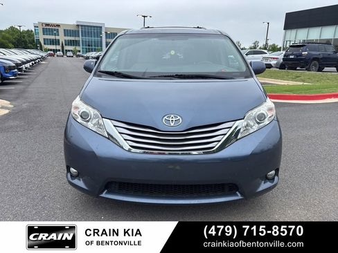 Used 2017 Toyota Sienna XLE w/ XLE Navigation Package FWD image 7