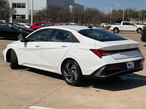 Used 2025 Hyundai Elantra SEL image 7