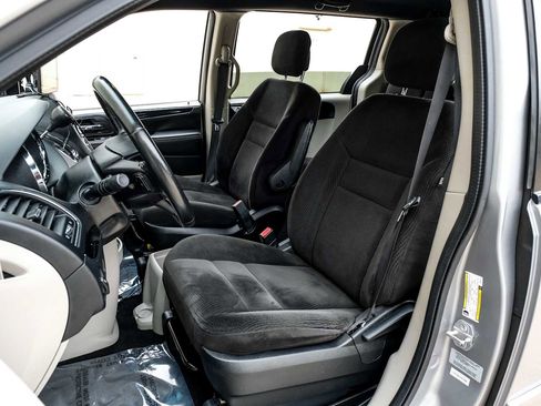Used 2016 Dodge Grand Caravan SE FWD image 31