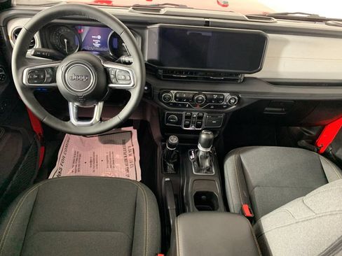Used 2025 Jeep Wrangler Unlimited Sahara AWD/4WD image 33