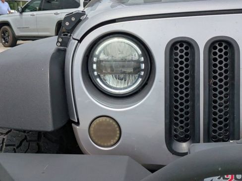 Used 2018 Jeep Wrangler Sport AWD/4WD image 10