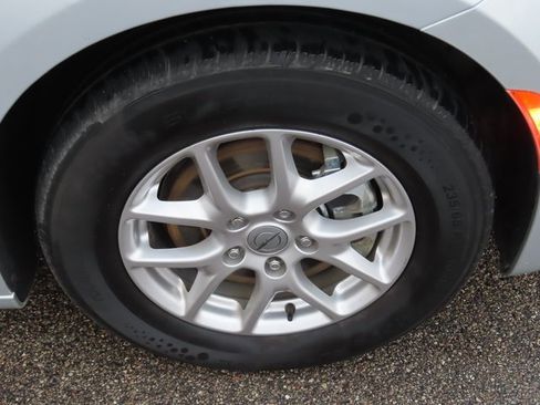 Used 2024 Chrysler Pacifica Touring-L image 16