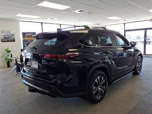 New 2026 Toyota Highlander XLE image 2