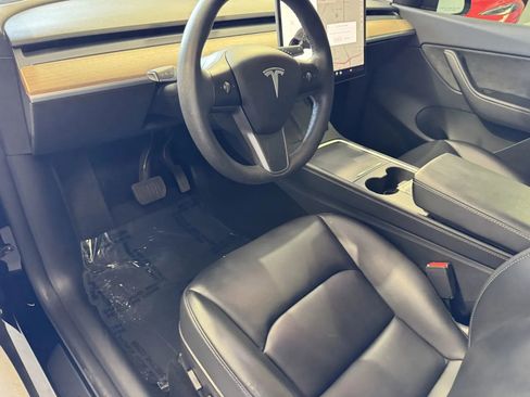 Used 2022 Tesla Model Y Long Range image 11