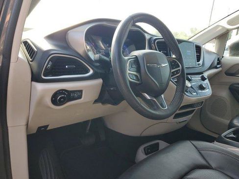 Used 2023 Chrysler Pacifica Touring-L FWD image 18