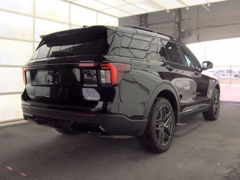 Used 2025 Ford Explorer ST-Line w/ ST-Line Street Pack AWD/4WD image 4