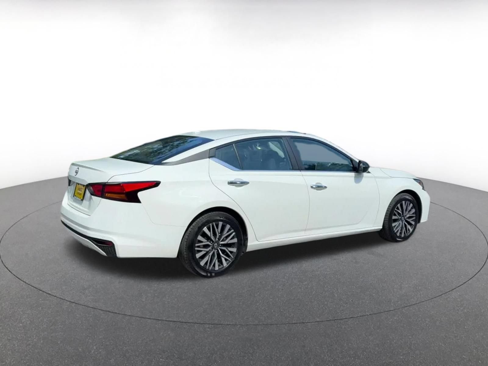 Used 2025 Nissan Altima 2.5 SV FWD image 14