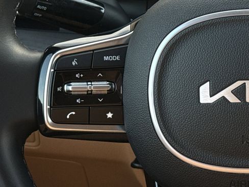 Certified 2024 Kia Carnival EX image 42