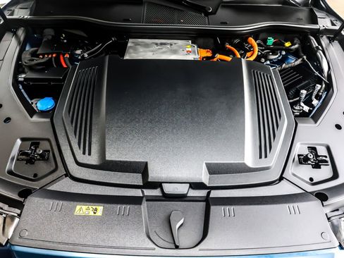 Used 2023 Audi e-tron Premium w/ Convenience Plus Package image 11