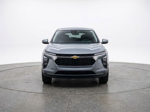 Used 2025 Chevrolet Trax LT FWD image 2