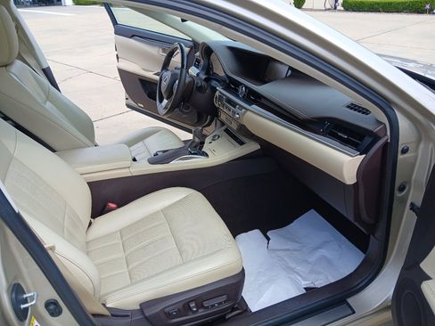 Used 2016 Lexus ES 350 w/ Luxury Package w/Wood Trim FWD image 27