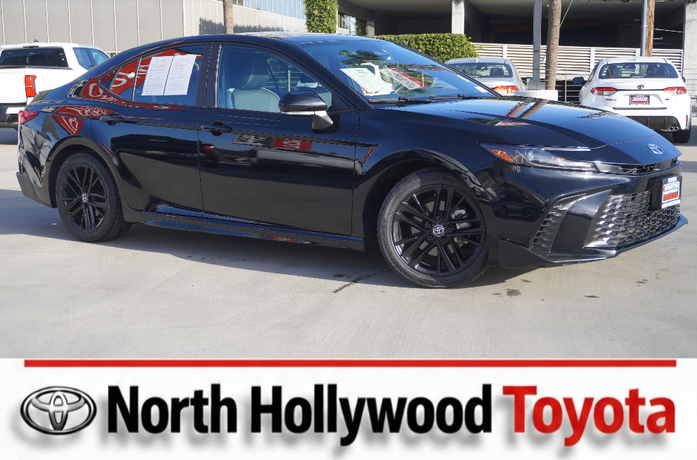 Used 2025 Toyota Camry SE FWD image 1