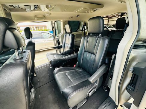 Used 2014 Chrysler Town & Country Touring FWD image 16