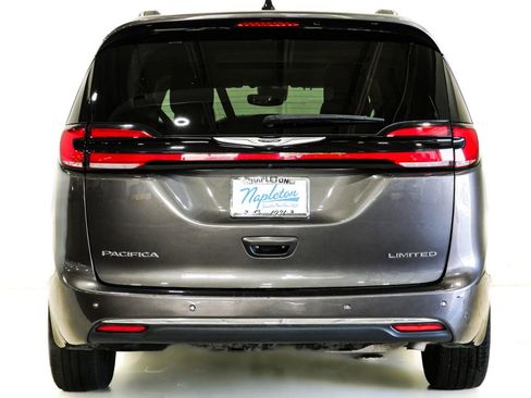 Used 2023 Chrysler Pacifica Limited FWD image 8