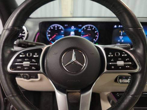 Used 2022 Mercedes-Benz GLB 250 4MATIC w/ Premium Package Lite image 23