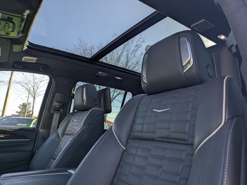 Used 2024 Cadillac Escalade Premium Luxury Platinum image 4