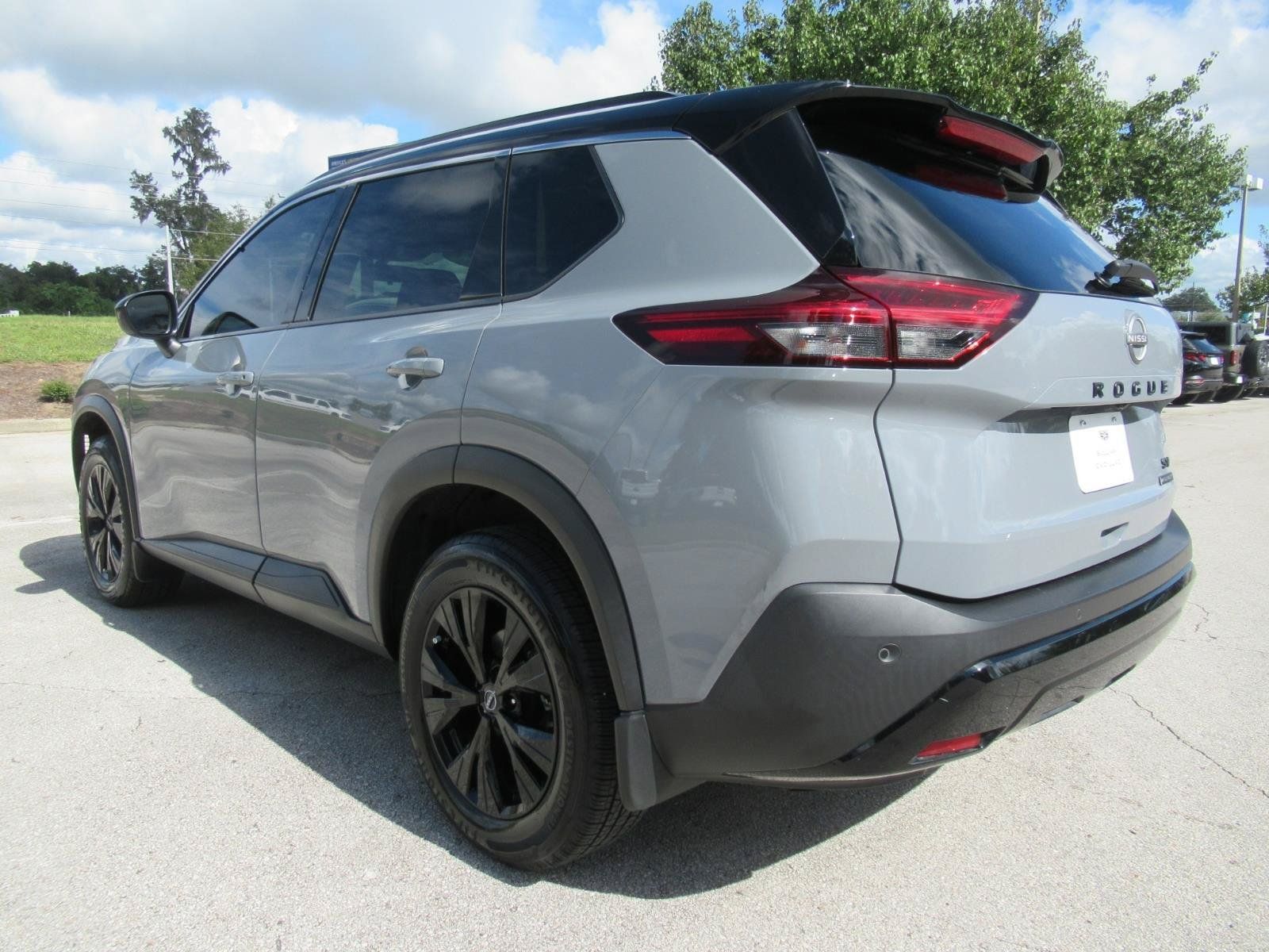 Used 2023 Nissan Rogue SV FWD image 5