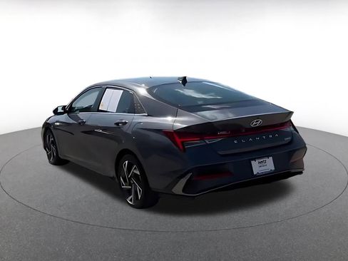 Used 2025 Hyundai Elantra Limited FWD image 11
