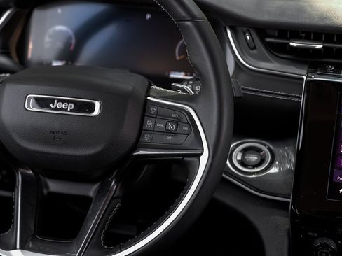 Used 2022 Jeep Grand Cherokee Laredo w/ Luxury Tech Group I image 28