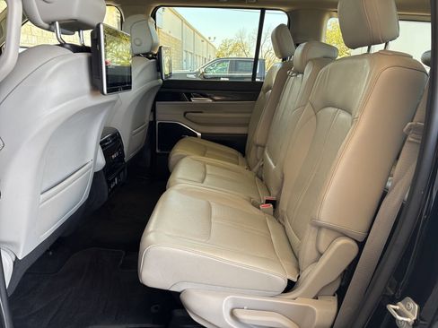 Used 2022 Jeep Wagoneer Series II w/ Premium Group I image 18