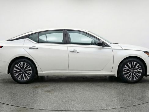 Used 2025 Nissan Altima 2.5 SV image 11