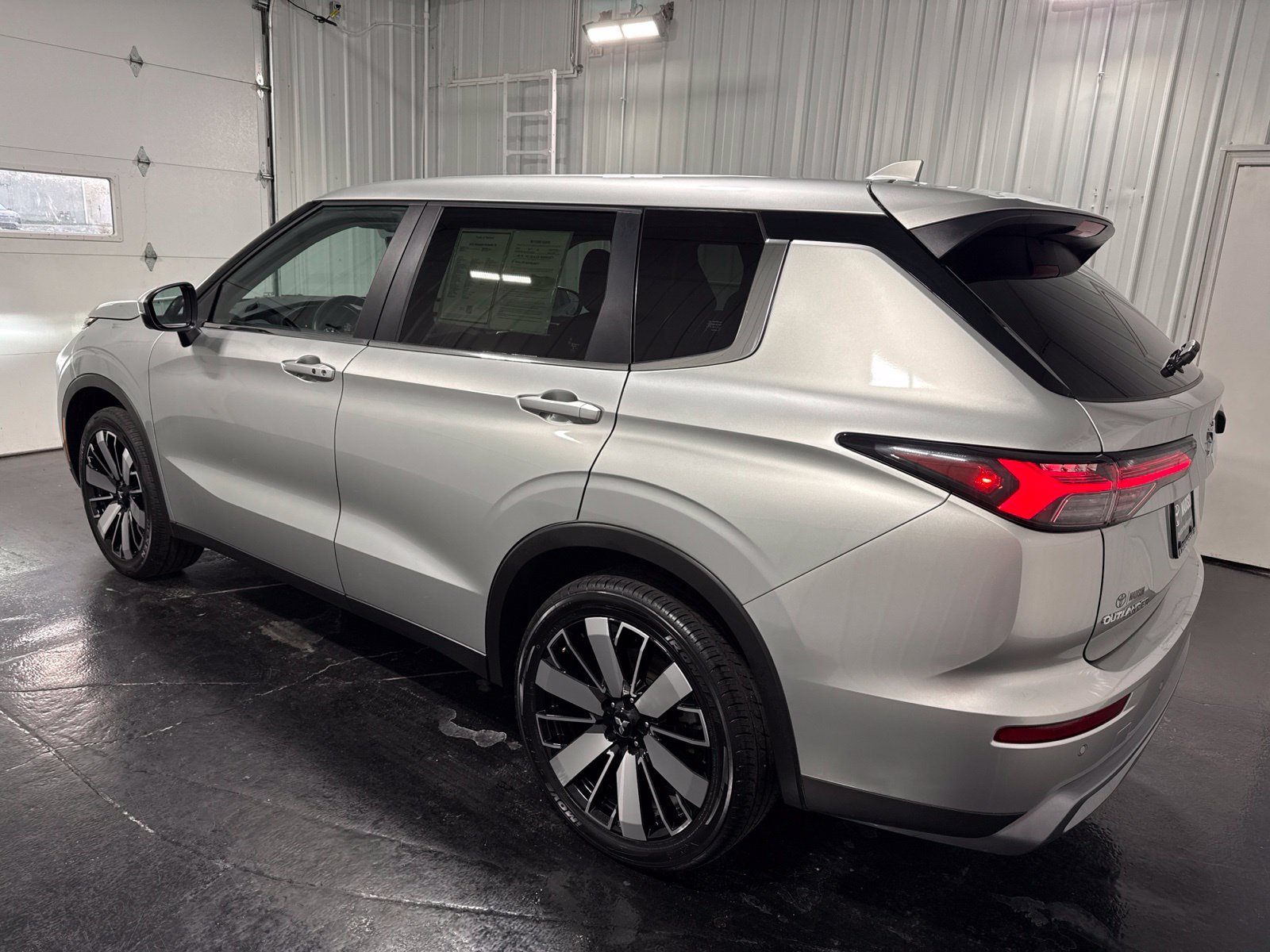 Used 2025 Mitsubishi Outlander SE AWD/4WD image 2