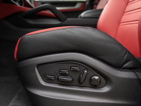 Certified 2026 Porsche Cayenne Coupe image 23