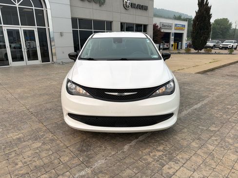 Used 2024 Chrysler Voyager LX FWD image 3