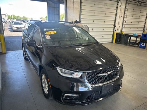 Used 2022 Chrysler Pacifica Touring-L w/ Uconnect Theater Family Group image 6