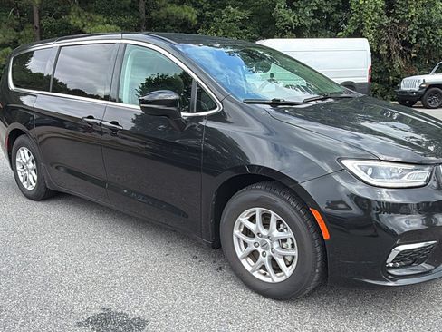 Used 2024 Chrysler Pacifica Touring-L FWD image 5