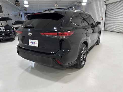 Used 2021 Toyota Highlander XLE FWD image 5