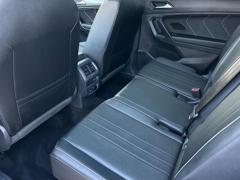 Used 2022 Volkswagen Tiguan SE w/ Panoramic Sunroof Package image 12