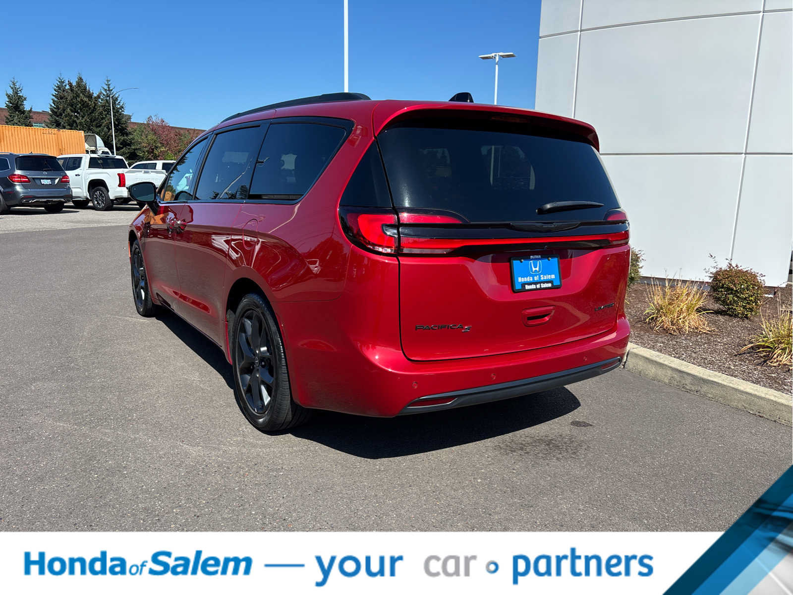 Used 2025 Chrysler Pacifica Limited FWD image 4