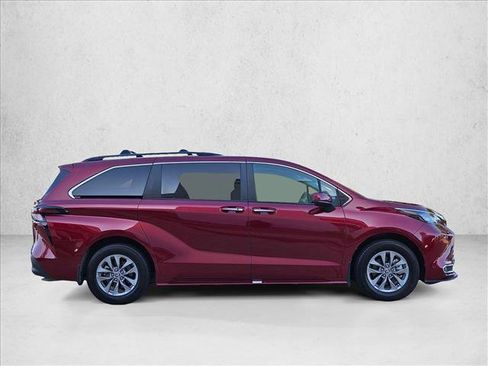Used 2024 Toyota Sienna XLE w/ XLE Plus Package AWD/4WD image 4