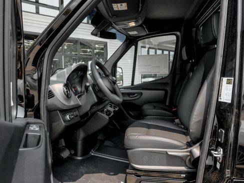 Used 2025 Mercedes-Benz Sprinter 2500 image 12