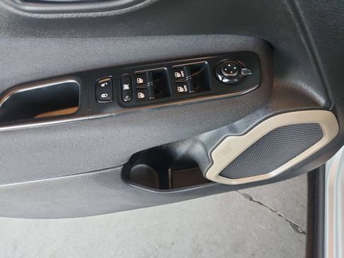 Used 2015 Jeep Renegade Latitude FWD image 10