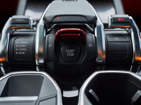 Used 2025 Lamborghini Urus SE image 66