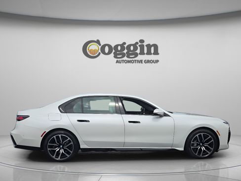 Used 2024 BMW 740i w/ Executive Package RWD image 6