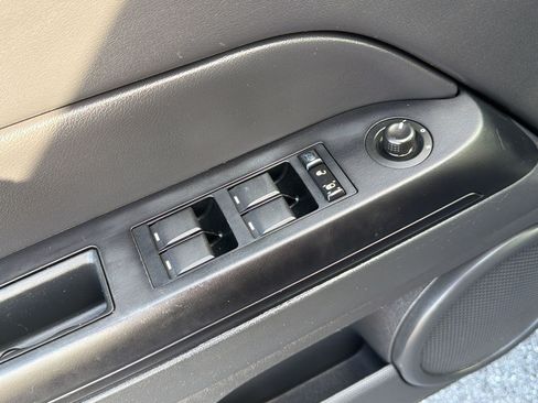 Used 2012 Jeep Compass Latitude FWD image 21