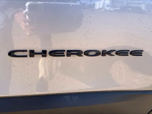 Used 2017 Jeep Cherokee Sport image 9