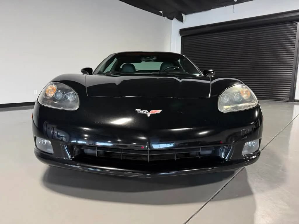 Used 2005 Chevrolet Corvette Coupe w/ Preferred Equipment Group RWD image 2