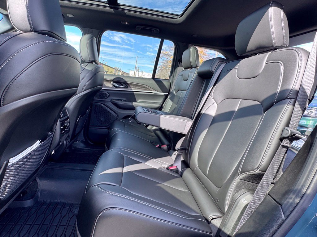 New 2026 Jeep Grand Cherokee Limited w/ Limited Altitude Package AWD/4WD image 16