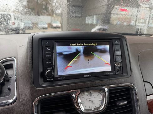 Used 2015 Chrysler Town & Country Touring w/ Driver Convenience Group image 12