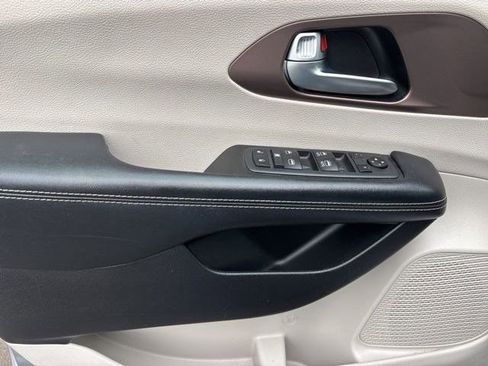 Used 2020 Chrysler Voyager Lxi image 13