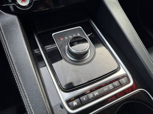 Used 2017 Jaguar F-PACE R-Sport image 15