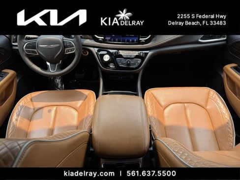 Used 2023 Chrysler Pacifica Pinnacle FWD image 12