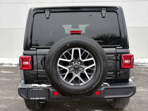 Used 2025 Jeep Wrangler Sahara image 6