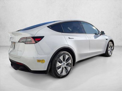 Used 2022 Tesla Model Y Long Range image 5