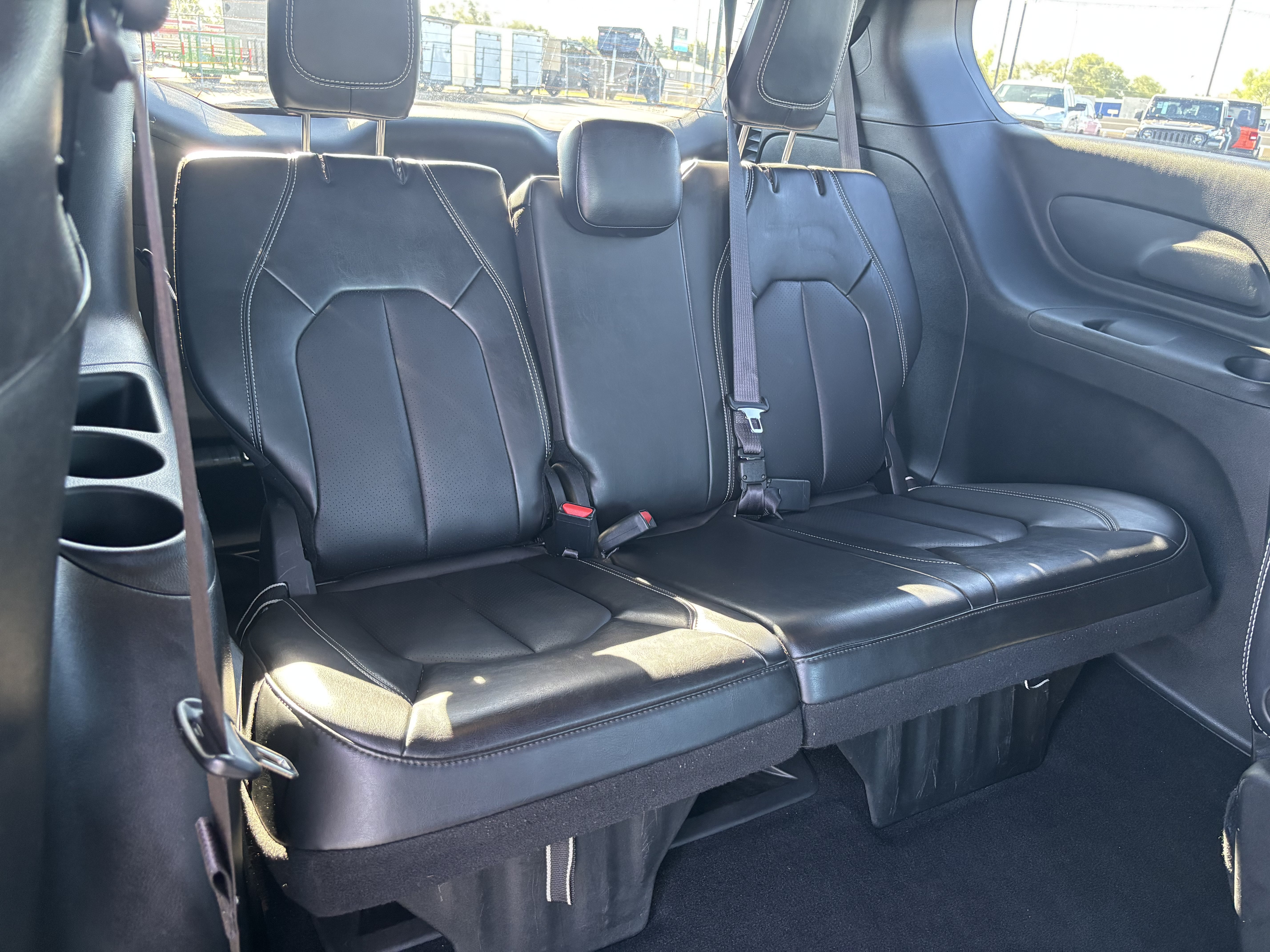 Used 2025 Chrysler Pacifica Select FWD image 29